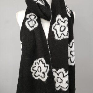 American Eagle black and white oversized flower chunky knit scarf reversible